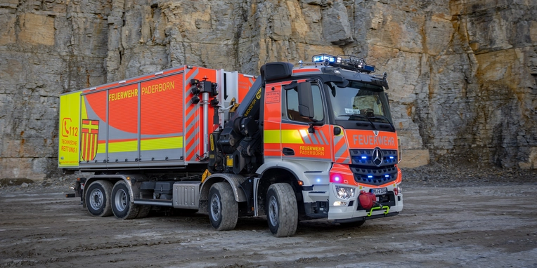 Feuerwehr-Actros mit Kranaufbau.