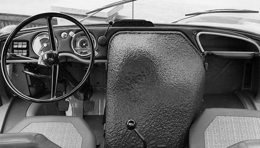 Vista del puesto de conducción de un Unimog serie 406, que marcó un nivel de ergonomía y confort impensable hasta entonces en remolques agrarios.