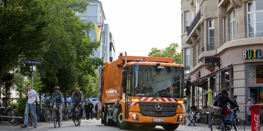 In der Innenstadt sucht sich der Econic einen sicheren Weg zwischen Fußgängern und Fahrradfahrern.