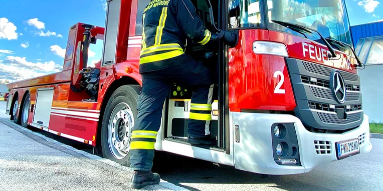 Feuerwehrmann steigt in das Mercedes-Benz Econic 2635 Abschleppfahrzeugs 