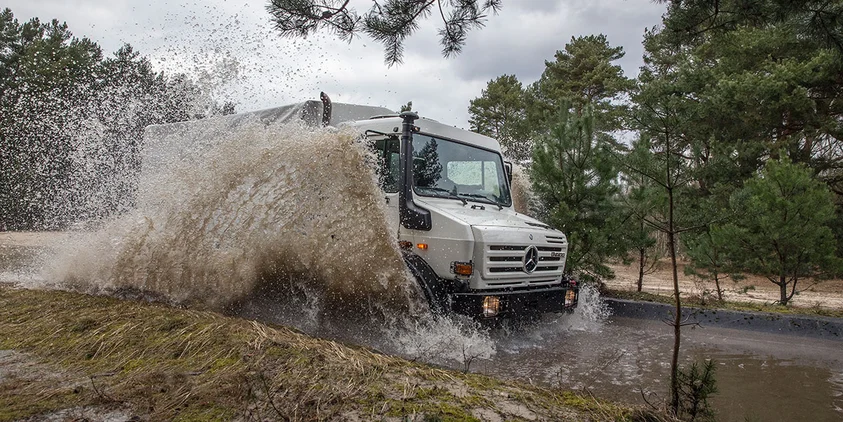 The Unimog convinces with a fording ability up to a water depth of 1.200 mm.