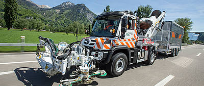 Unimog U 530: optimales Fahrzeug für die Pflege der Schweizer Nationalstraßen.