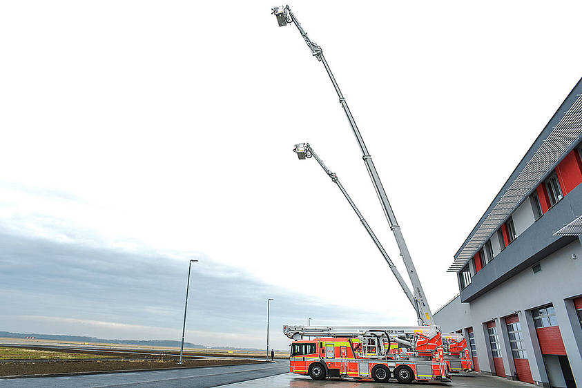 A true space saver: despite its compact design the rescue platform on the Econic can be raised to a height of 42 metres.