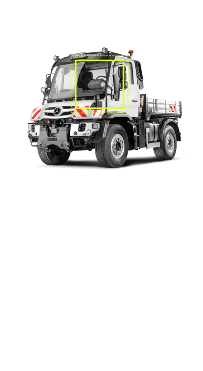 Unimog von Mercedes-Benz frontal, mit einem Fahrersitz sichtbar, ausgestattet für vielseitige Anwendungen im Gelände und auf der Straße.