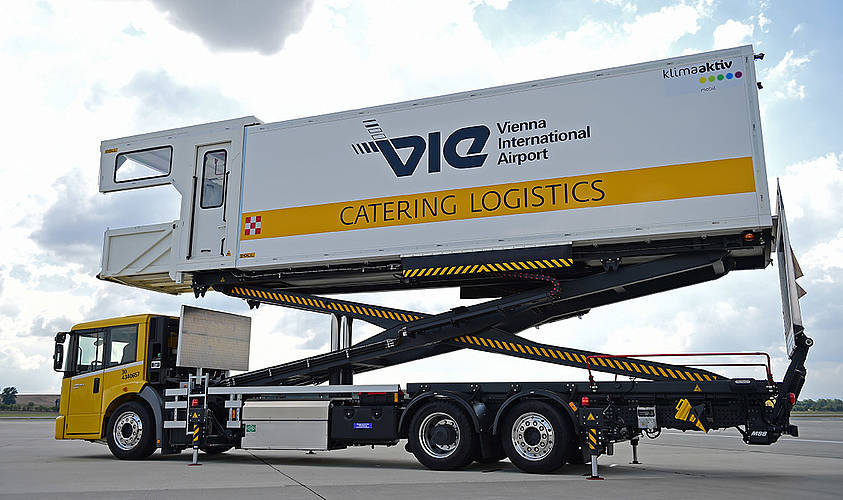 An Econic NGT serves as a catering lifting vehicle for the Airbus A 380 in Vienna.