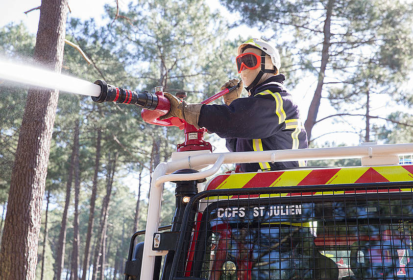 Wirkungsvoll: Beim Unimog können Einsatzkräfte den Brand direkt aus der runden Dachluke bekämpfen. 