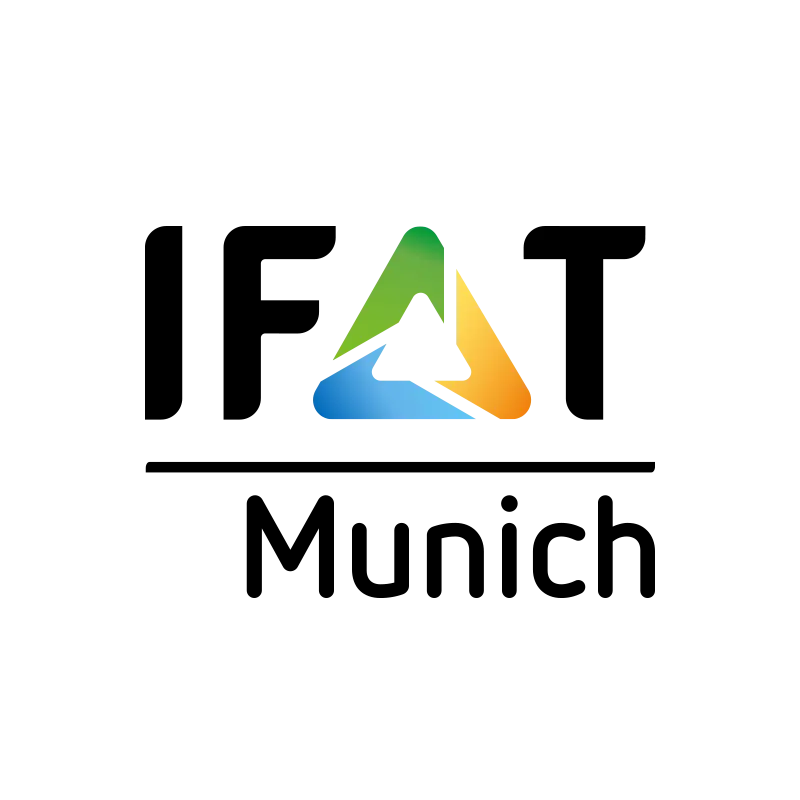 Logo mit einem stilisierten grünen, blauen und orangefarbenen Dreieck, das eine Berg- oder Gipfelform darstellt. Darunter der Schriftzug des Unternehmens.