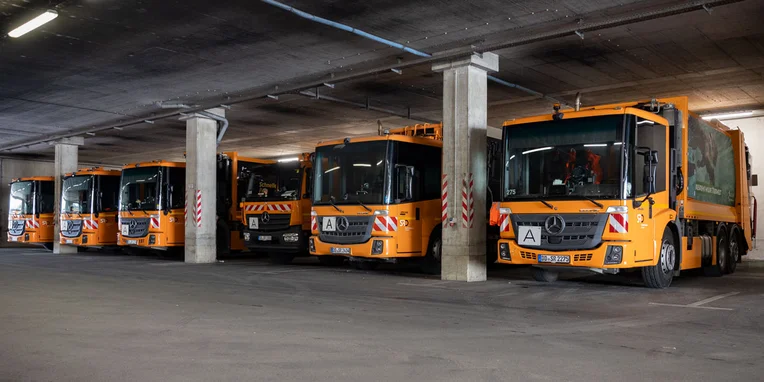 Econic Kommunalfahrzeuge im Depot
