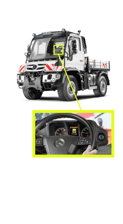 Ein Mercedes-Benz Unimog steht im Vordergrund, während ein Bild des Fahrzeugs mit einem Fokus auf das Lenkrad und das Armaturenbrett im Hintergrund dargestellt wird.