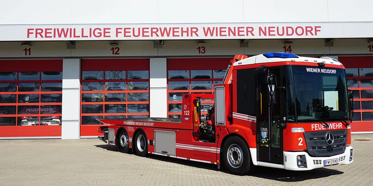 Mercedes-Benz Econic 2635 Abschleppfahrzeug vor der freiwilligen Feuerwehr Wiener Neudorf
