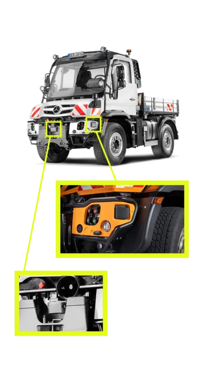 Mercedes-Benz Unimog mit einem beleuchteten Armaturenbrett und einem speziellen Anbaugerät im unteren Bereich. Deutliche Details der Funktionsmechanismen sind sichtbar.