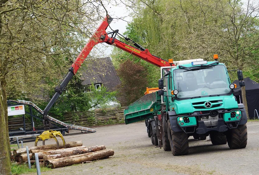 Sascha Voss likes the versality and steadiness of the Unimog when he is working in the forestry.