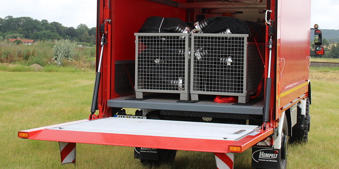 Hochgelndegngiger Unimog der Feuerwehr Hildesheim bezwingt Hochwasser.